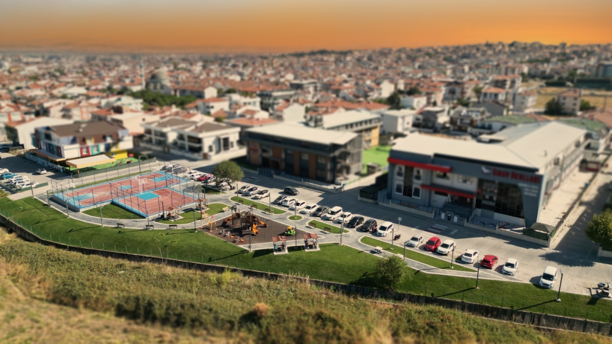 KARESİ BELEDİYESİ İLÇEYİ PARKLAR VE YEŞİL ALANLARLA DONATIYOR