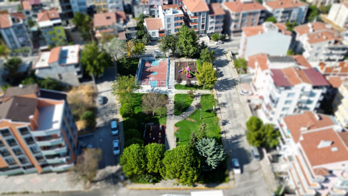KARESİ BELEDİYESİ İLÇEYİ PARKLAR VE YEŞİL ALANLARLA DONATIYOR