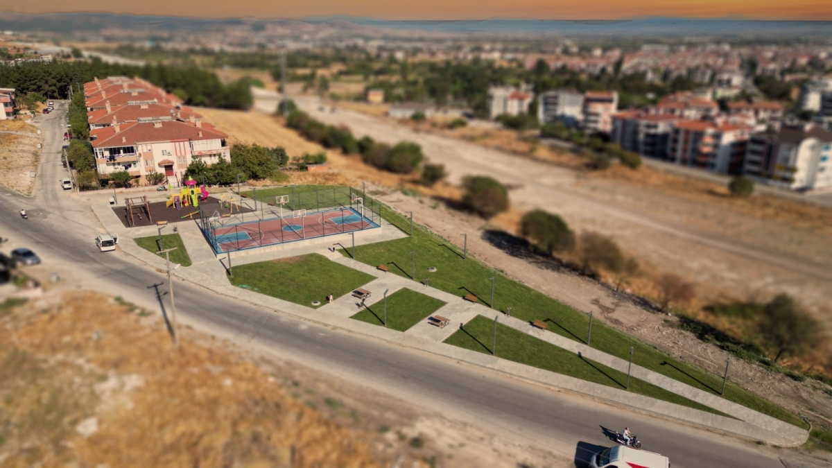 KARESİ BELEDİYESİ İLÇEYİ PARKLAR VE YEŞİL ALANLARLA DONATIYOR
