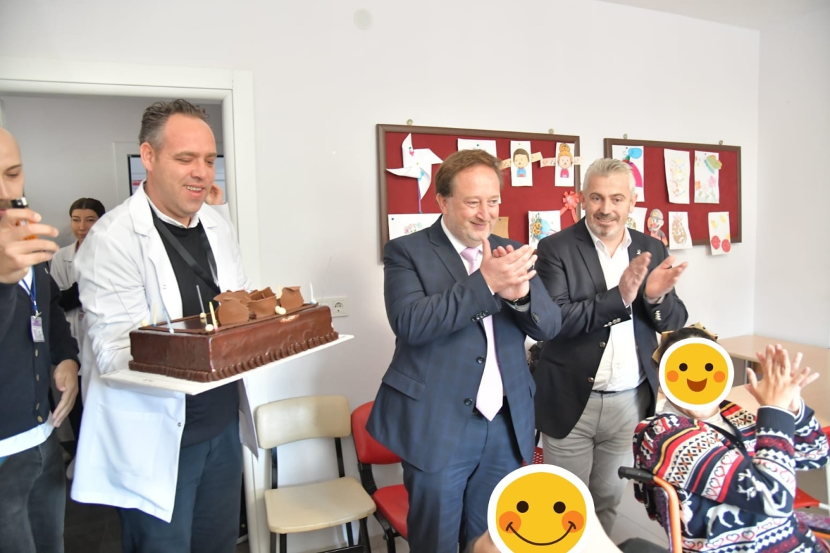 AK PARTİ KARESİ’DEN; ÖZEL ÇOCUKLARLA, KIZ ÇOCUKLARI GÜNÜNE ÖZEL KUTLAMA