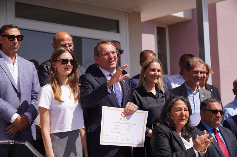 Ayvalık Belediye Başkanı Mesut Ergin mazbatasını aldı.