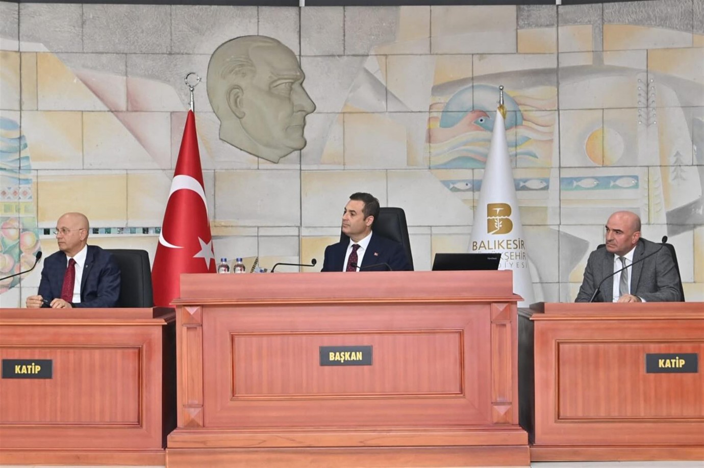 BAŞKAN AHMET AKIN, YÖNETİCİLERLE İLK TOPLANTISINI YAPTI