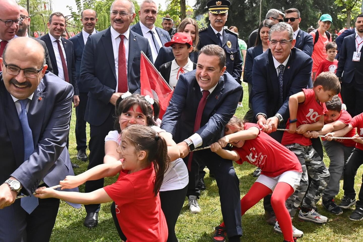 Balıkesir’de yıllar sonra 23 Nisan coşkusu sokaklara sığmadı