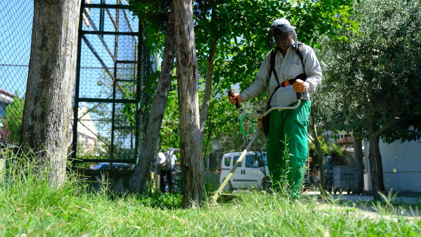 Altıeylül'de parklara bahar bakımı