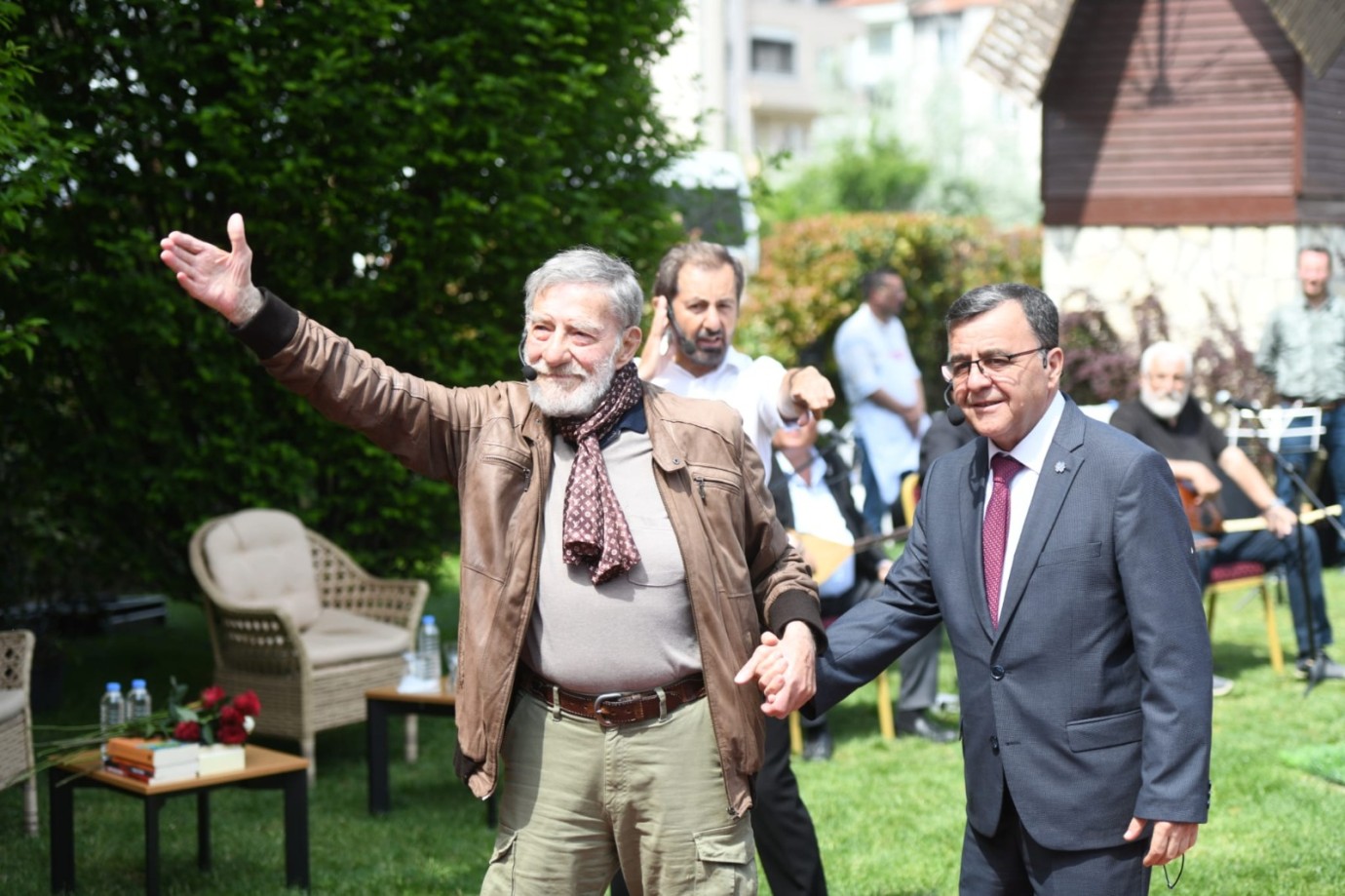 ÜNLÜLER ALTIEYLÜL’DE BULUŞTU