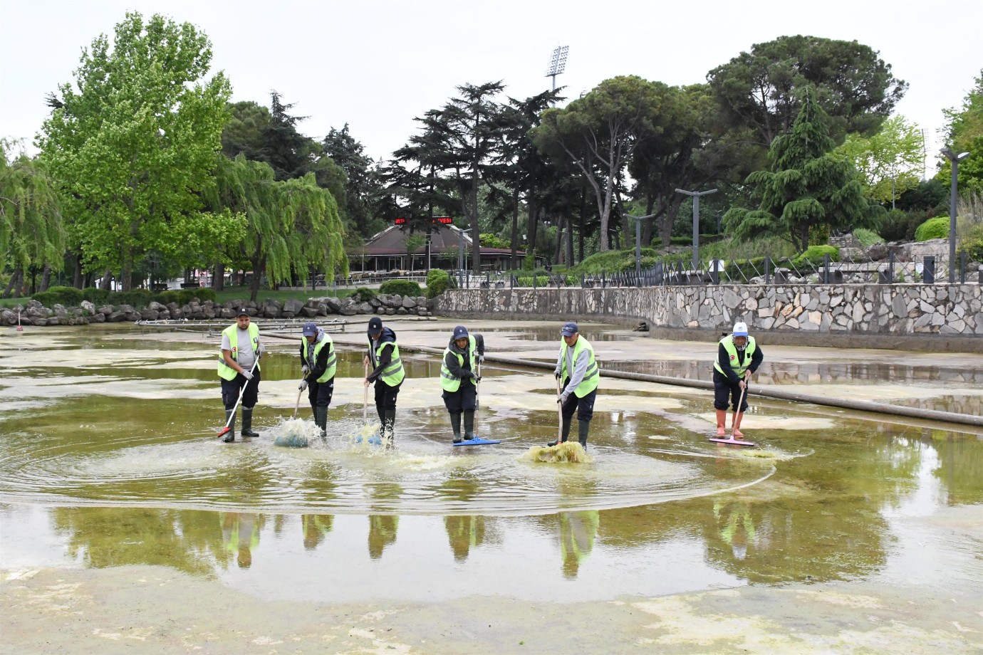 Atatürk Parkı’ndaki süs havuzu temizlendi