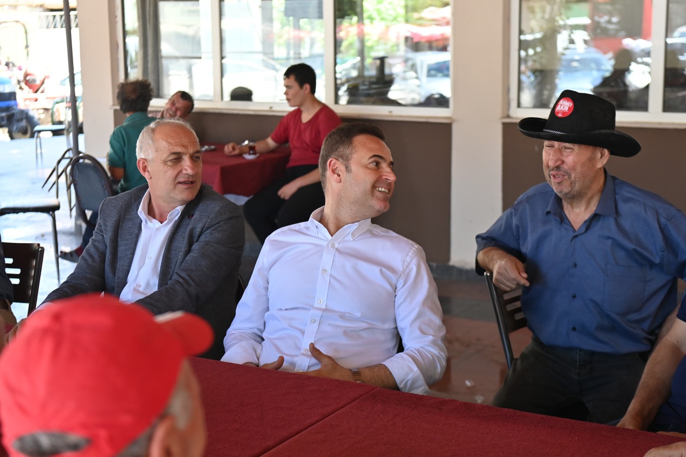 Başkan Akın’a bayram hediyesi olarak altın taktılar