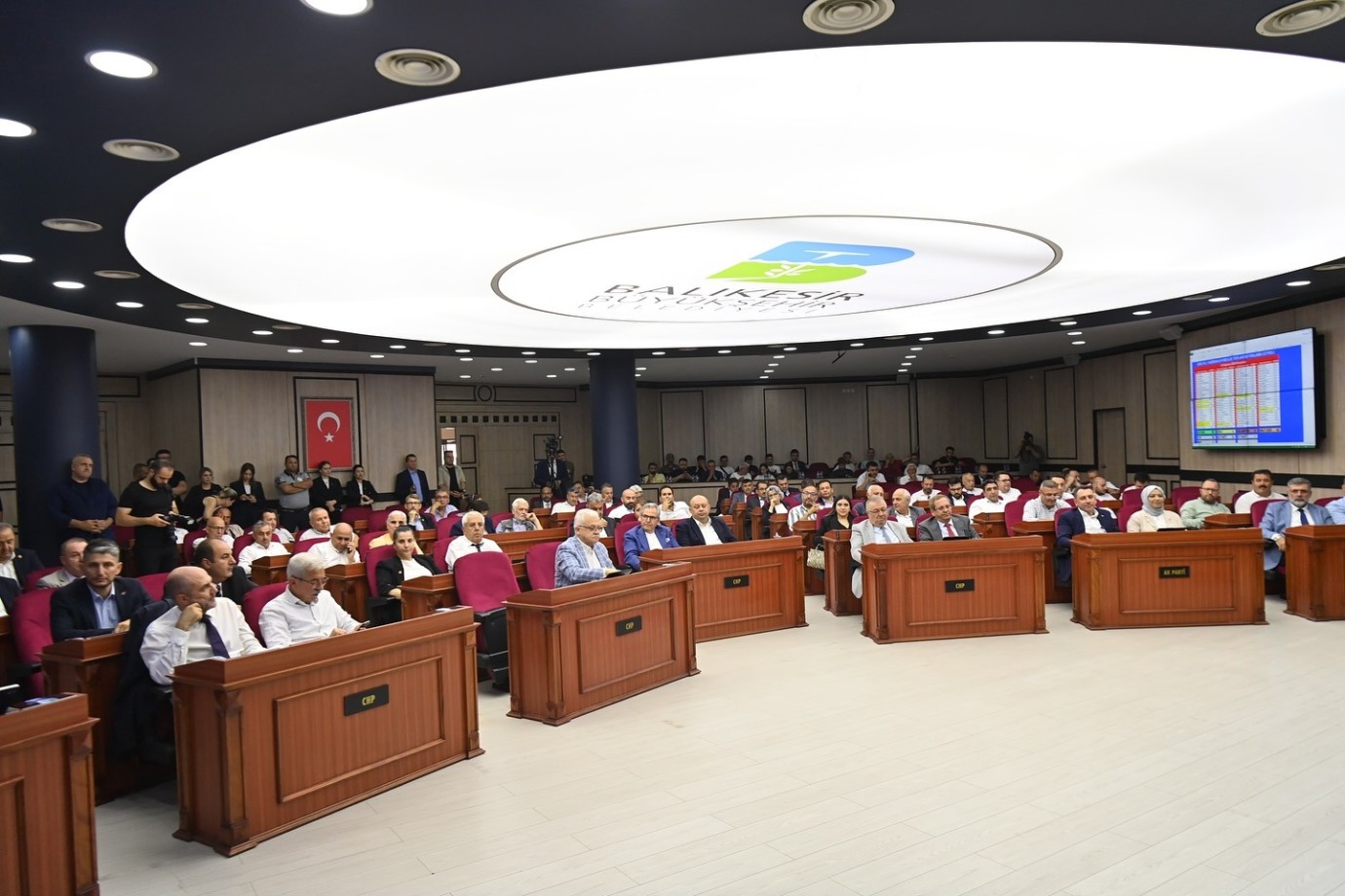 LOGO DEĞİŞİKLİĞİ MECLİSİ KARIŞTIRDI