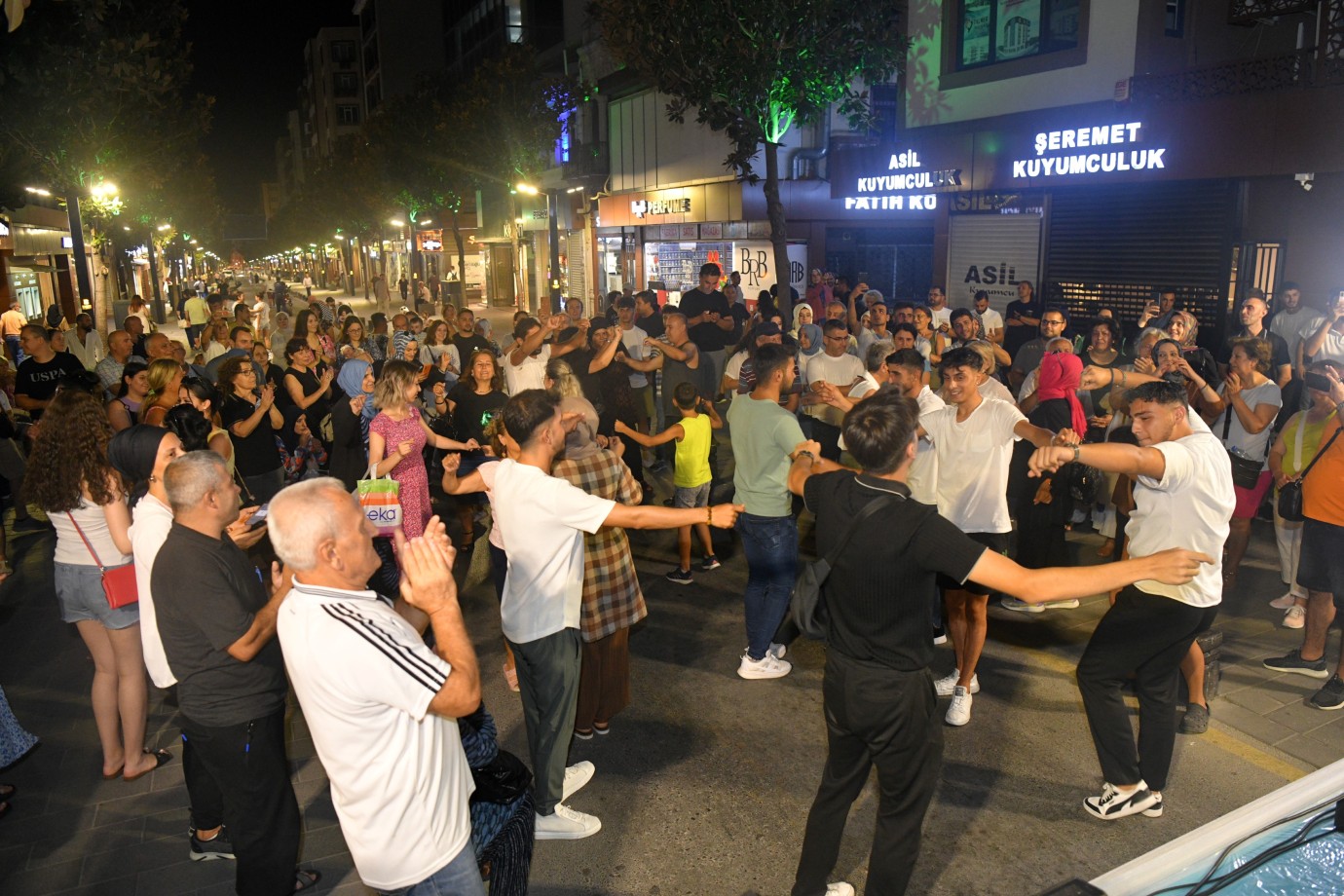 Balıkesirliler, Milli Kuvvetler’in hafta sonu kapanmasına ‘evet’ dedi