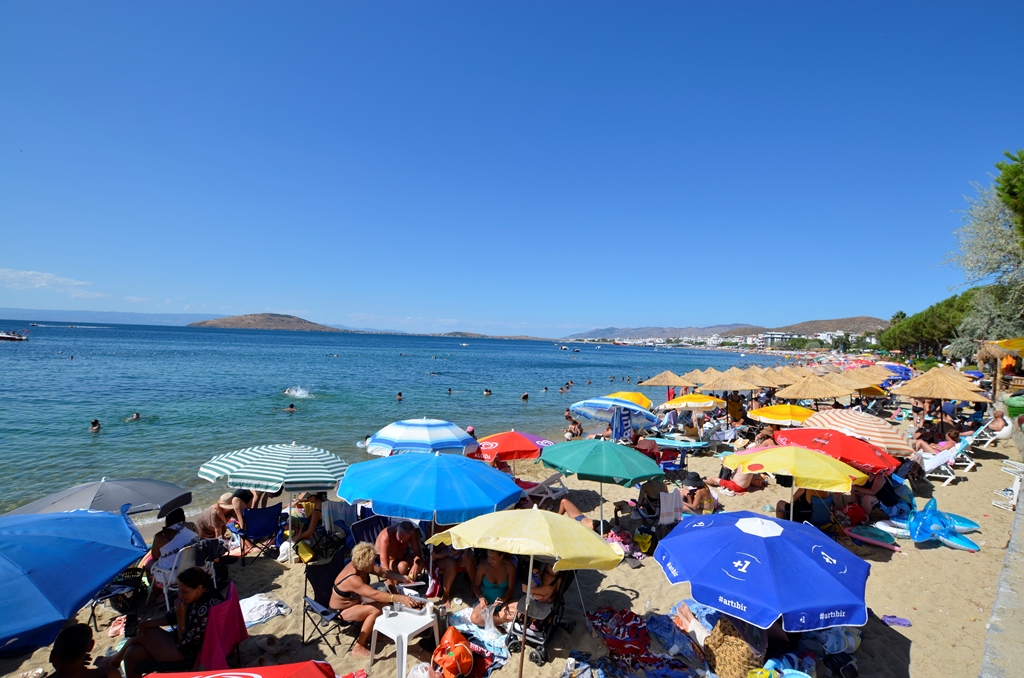 Avşa Adası'na Misafir Akını : Günde 18 Feribot Sefer Düzenliyor!