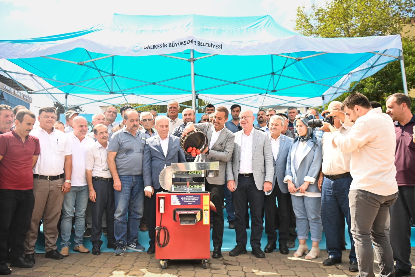 Büyükşehir, Dursunbeyli üreticilere salça makinesi dağıttı
