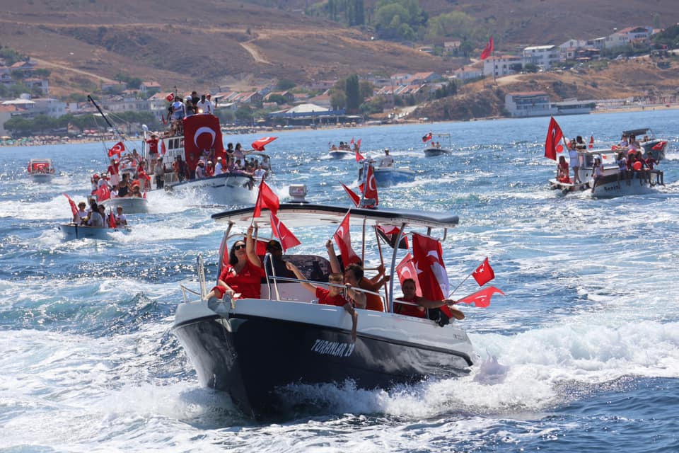 Avşa Adası'nda 30 Ağustos Tekneler ile Kortej Eşliğinde Kutlandı