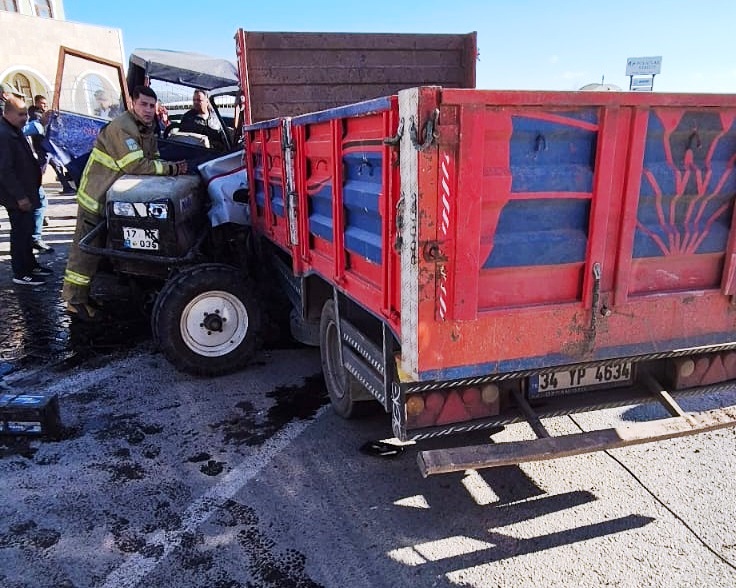 AYVALIK'TA ZEYTİN İŞÇİLERİNİN BULUNDUĞU TRAKTÖR İLE KAMYONET ÇARPIŞTI: 4 YARALI