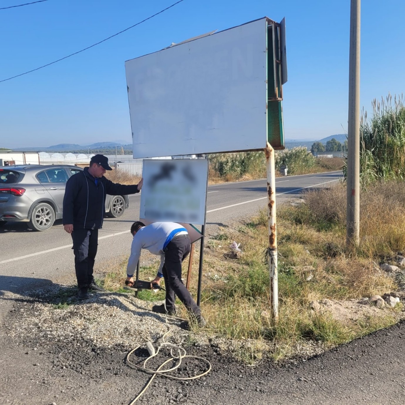 Ayvalık’tareklam panoları ve levhalar kaldırılıyor