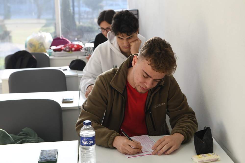 ÜNİVERSİTE SINAVINA HAZIRLANAN GENÇLERE TAM DESTEK