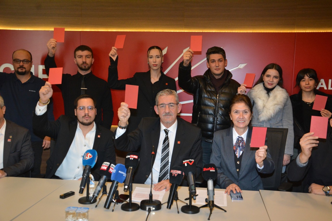 CHP'DEN İKTİDARA KIRMIZI KART