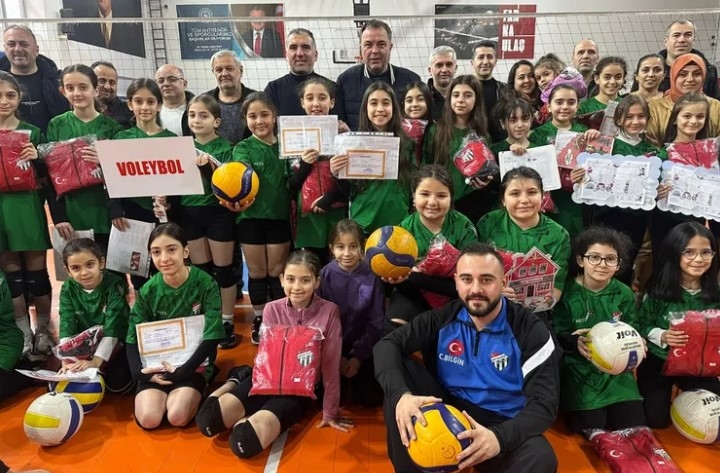 Artvinspor Kadın Voleybol Takımı 1. Yaşını Kutladı