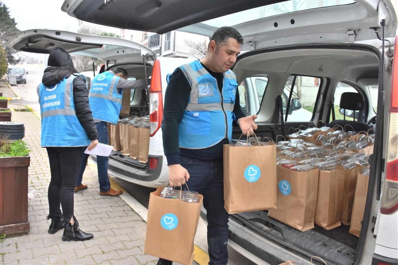 Balıkesir’de beslenme çantaları büyükşehir desteğiyle doluyor