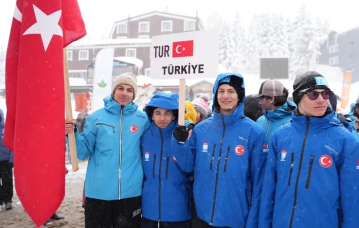 Bursa'da Genç Kayakçılar Uludağ'da Yarışta