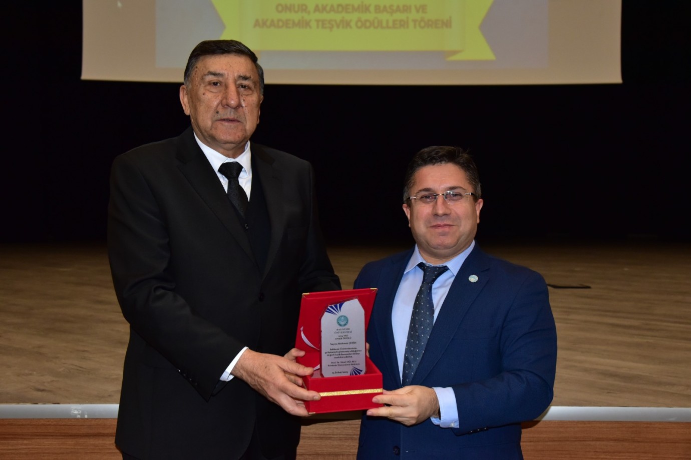 HAYIRSEVER MEHMET ÇETİN'E ONUR ÖDÜLÜ