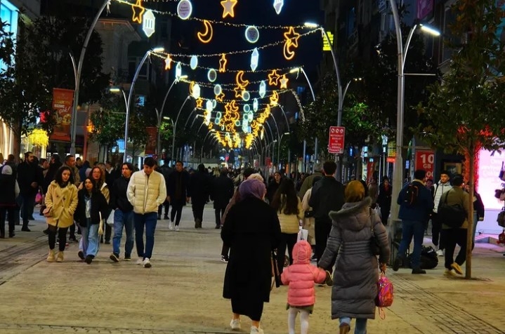 Sakarya'da Çark Caddesi Ramazan Işıklarıyla Büyüledi