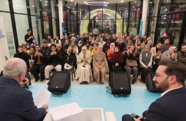 Ünlü Yazar Kocaeli'deki Söyleşide Gençlerle Buluştu!