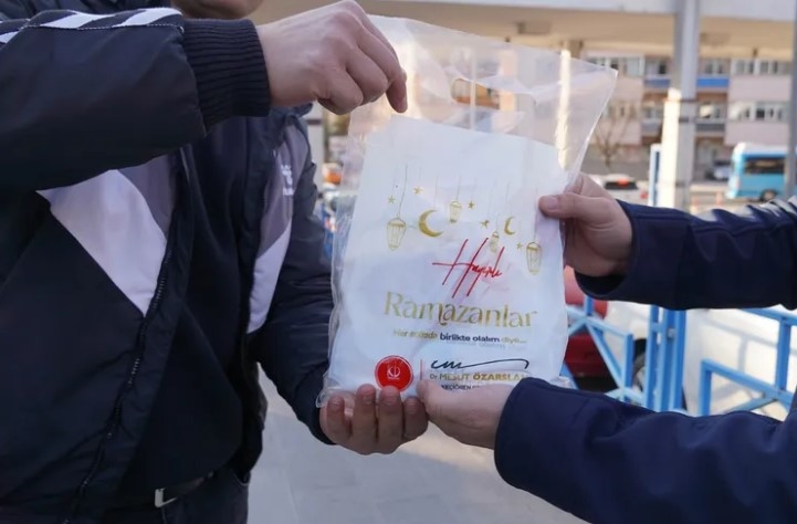 Ankara Keçiören Belediyesi’nden İftar Saatinde Kumanya ve Tatlı İkramı
