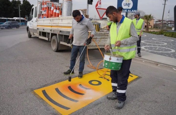 Kocaeli'de Trafik Güvenliği İçin Yol ve Yaya Çizgileri Yenileniyor