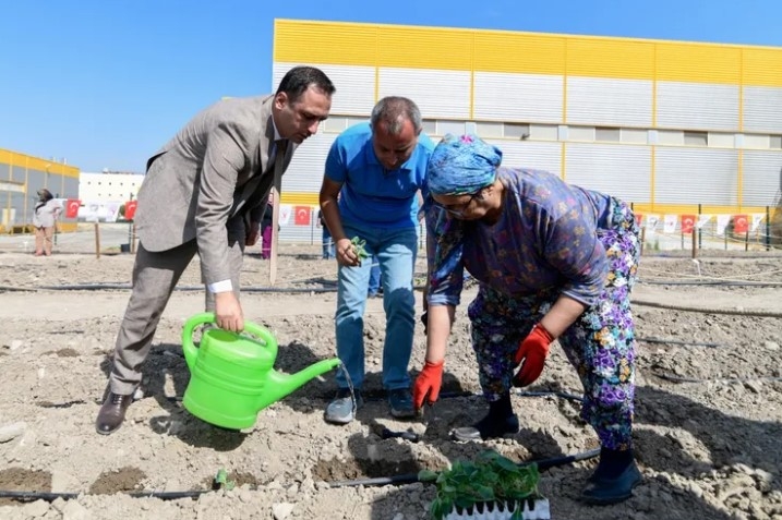 İzmir Bornova'da Kent Bostanları Kadınlara Yeni Fırsatlar Sunuyor