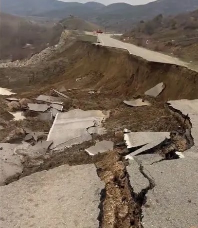 Erzincan-Kelkit Karayolu Çöktü!