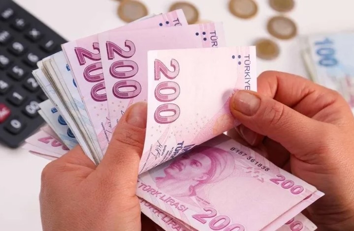 Emeklilerin Bayram İkramiyesi Farkları Hesaplara Yatırılıyor