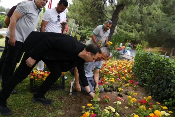 İzmir Bornova, Çiçek Üretimini Kendi Fidanlığında Gerçekleştiriyor