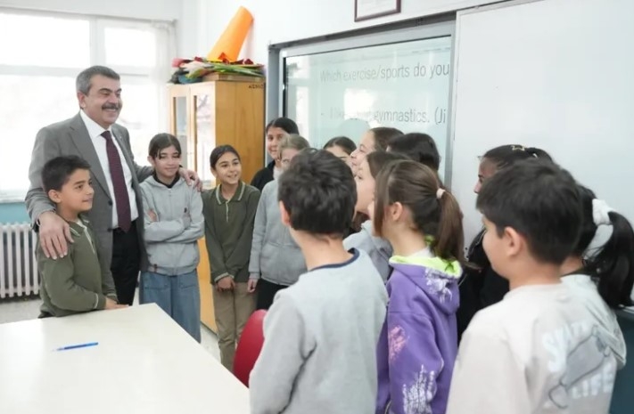 Bakan Tekin, Çorum Güzergahında 'Çat Kapı' Ziyaretlerde Bulundu