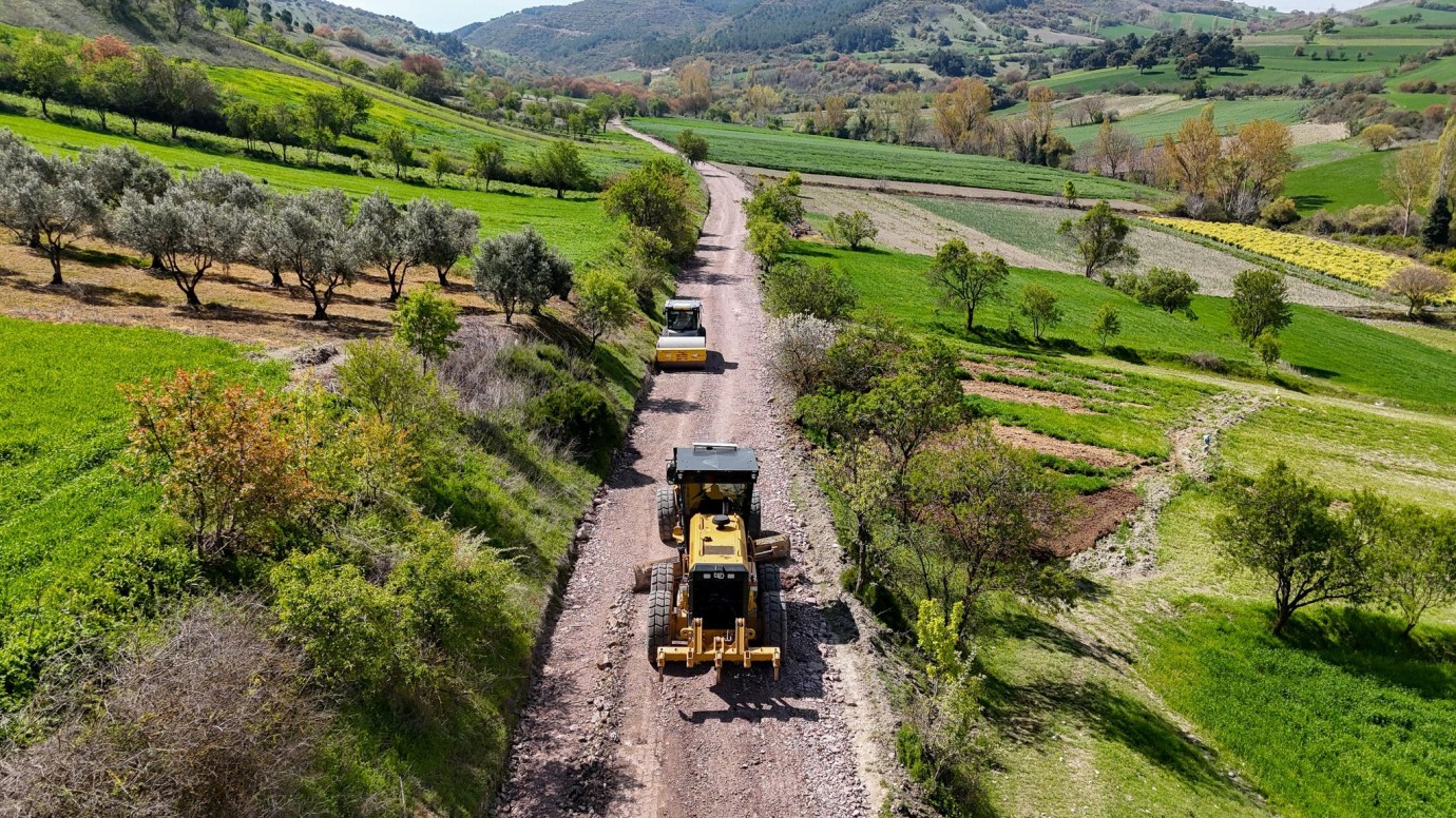 ALTIEYLÜL'DE KIRSAL MAHALLELERDE YOL ÇALIŞMALARI HIZLANDI
