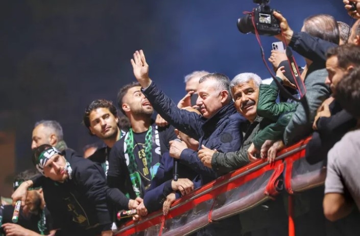 Kocaelispor Taraftarlarından Başkan Büyükakın’a Coşkulu Karşılama