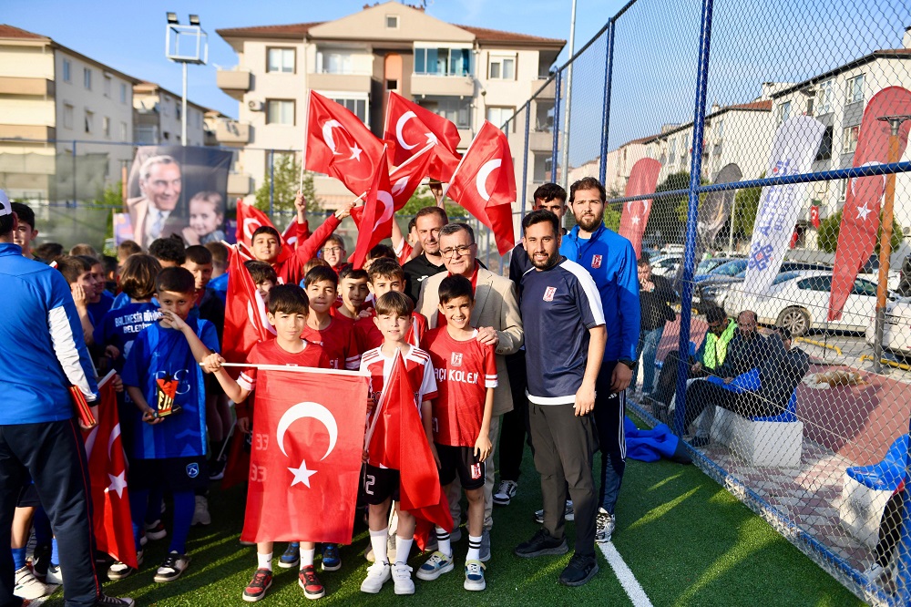 MİNİK FUTBOLCULAR ÖDÜLLERİNİ ALDI