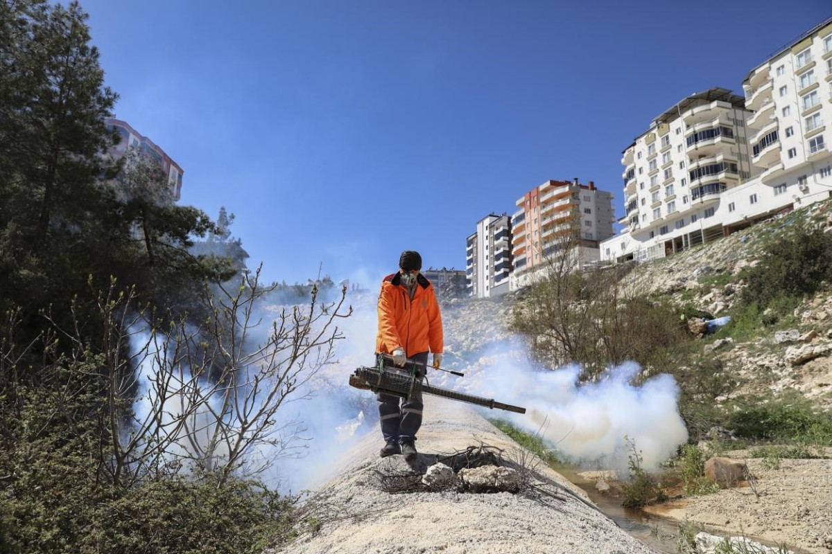 Büyükşehir, Gülnar'da Temizlik ve İlaçlama Çalışmalarına Devam Ediyor