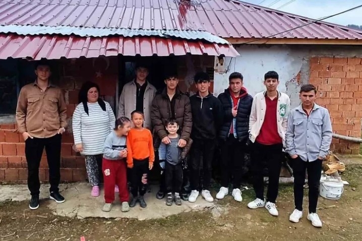 Ordulu Öğrenciler, İhtiyaç Sahibi Ailelerin Elektrik Tesisatlarını Yeniledi