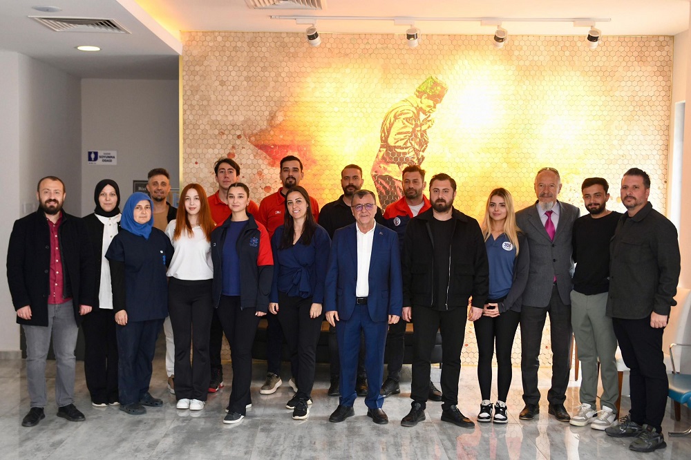 ALTIEYLÜL'ÜN SPOR KOMPLEKSİ MODERN YÜZÜYLE HİZMETTE