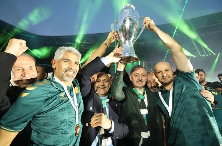 Kocaelispor Şampiyonluk Kupasını Kaldırdı!