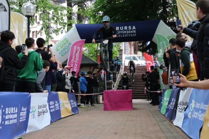 Bursa'da Adrenalin Dolu 'Urban Downhill' Yarışı Büyük Beğeni Topladı!