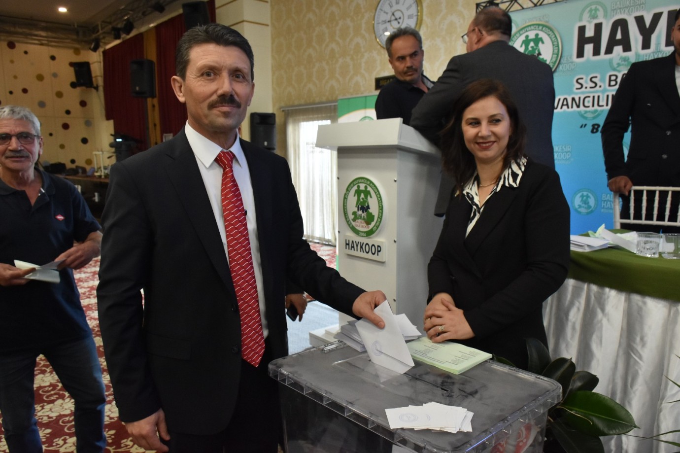 BAŞKAN FARUK ÖZEN VE YÖNETİMİ GÜVEN TAZELEDİ