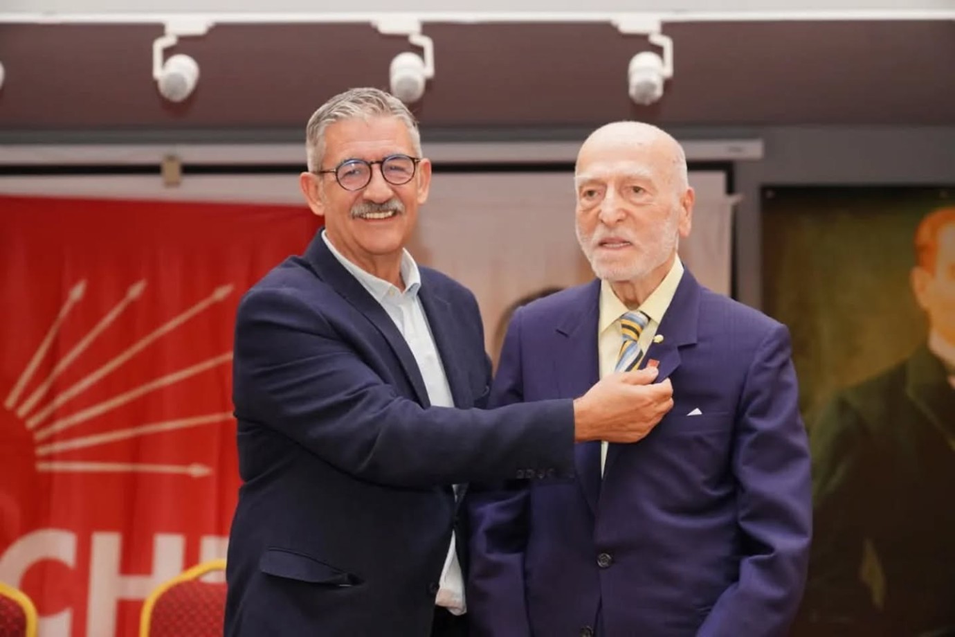 92 yaşında CHP'li oldu