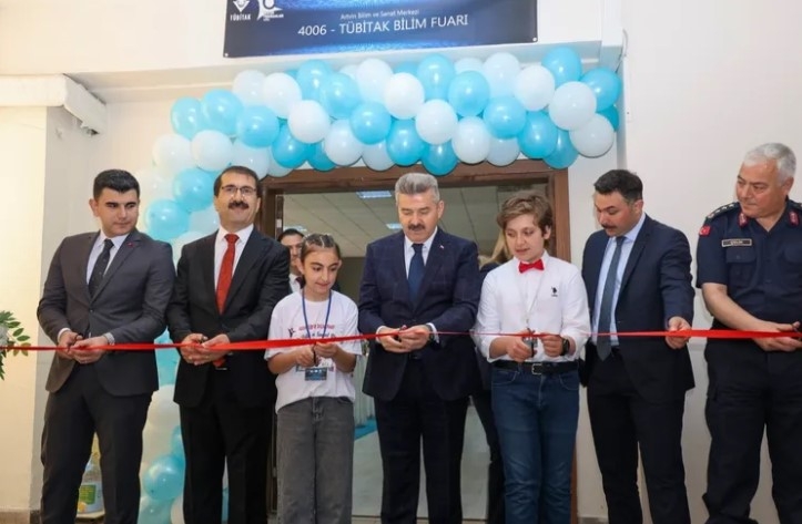 Artvin’de TÜBİTAK 4006 Bilim Fuarı’nda Projeler Görücüye Çıktı