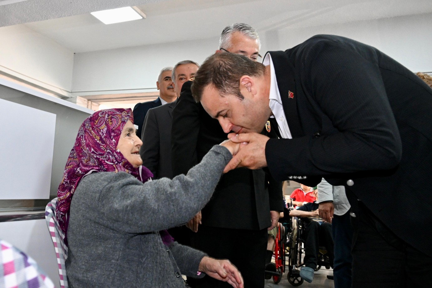 Akın, bayramda huzurevi sakinlerini unutmadı 