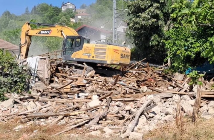 Gölcük’te Tehlike Arz Eden Binalar Tek Tek Yıkılıyor