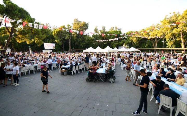 Bornova’da Dayanışma Ruhu Yükseliyor