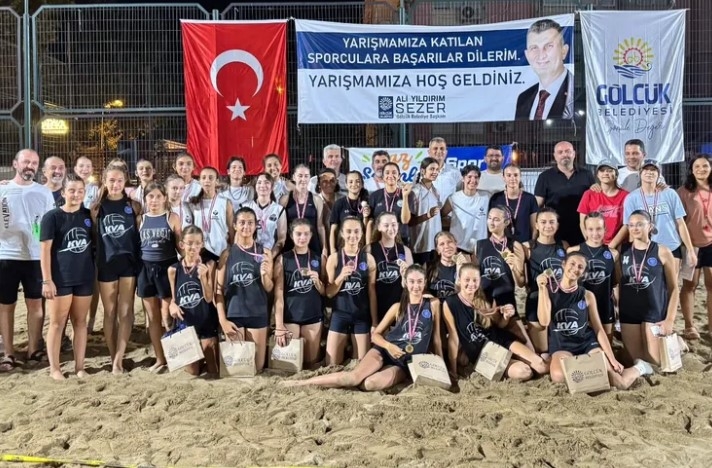 Gölcük’te Küçük Voleybolcular Plajda Ödüllerini Aldı
