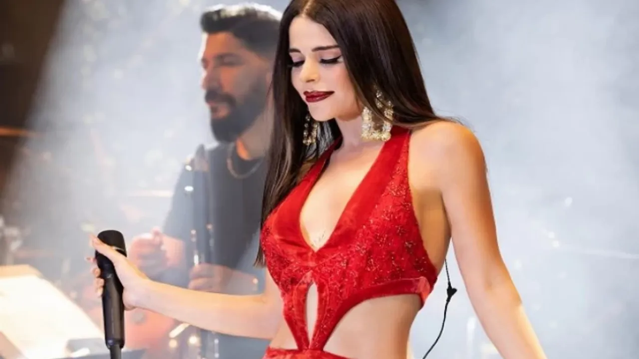 Simge Kırmızı Kıyafetiyle Gecenin Yıldızı Oldu