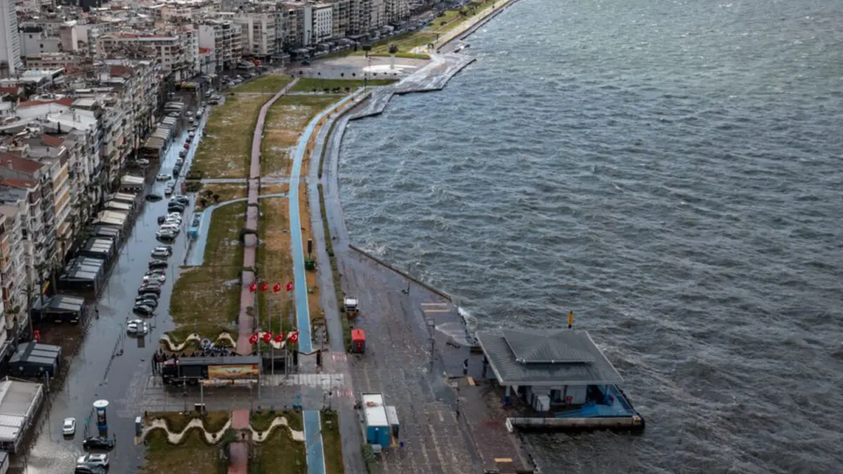 İzmir’de Deniz 85 Santimetre Yükseldi